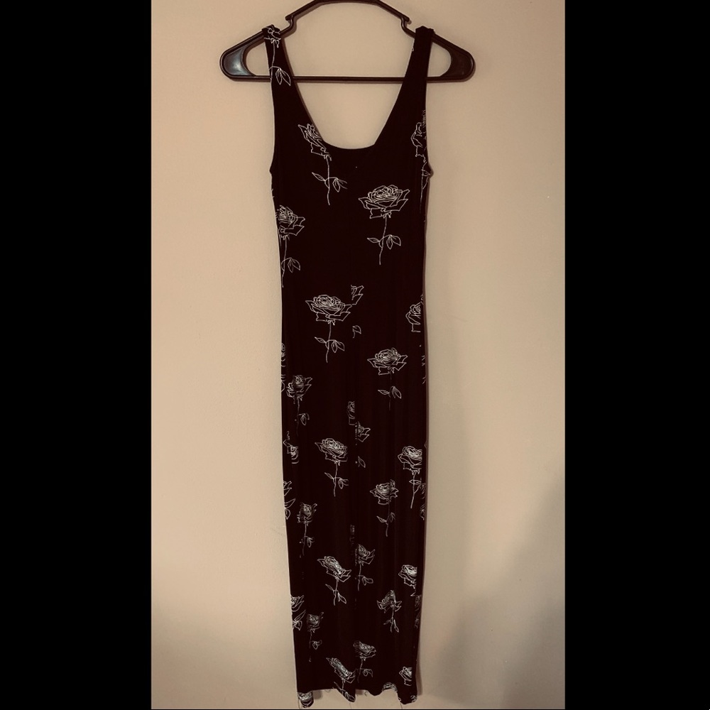 Long & Stretchy form fitting roads maxi dress.